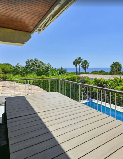 Terrasse mit Blick auf den Pool